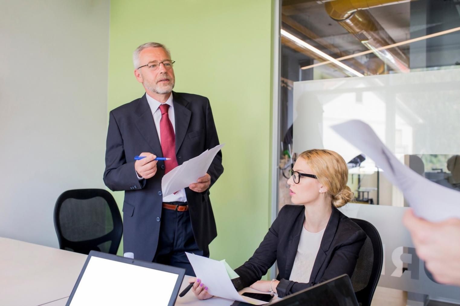 Formation en communication financière - Salle de cours moderne avec participants